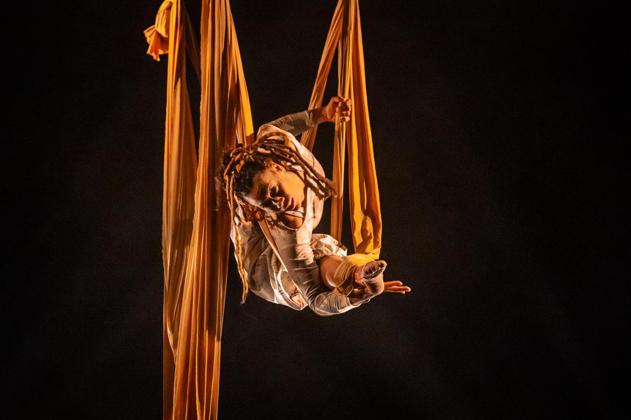 Acrobacia aérea no STUDIO ARTRIC
